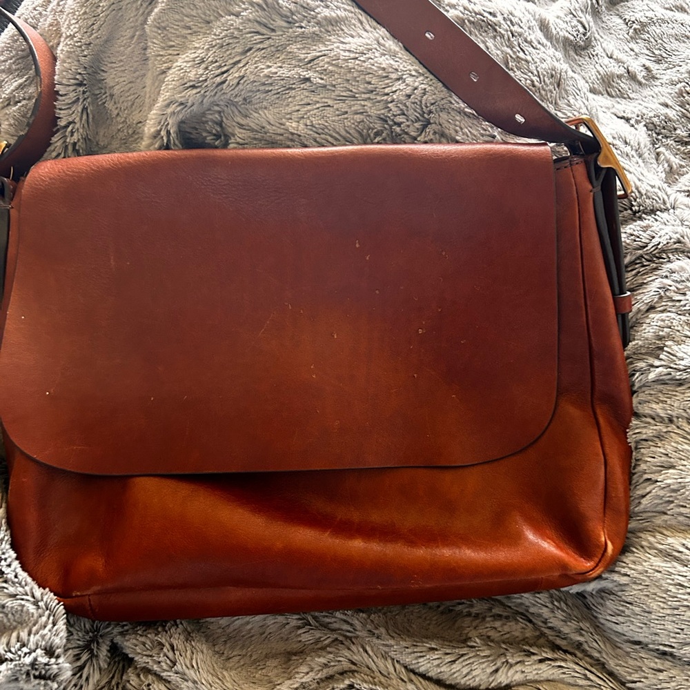 Fossil crossbody. Leather, normal ware. Pics show imperfections